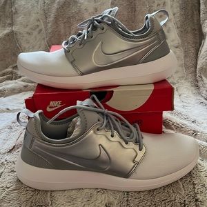 Nike roshe run two mens size 8.5 new
